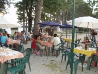  Zona de descanso y restaurantes.